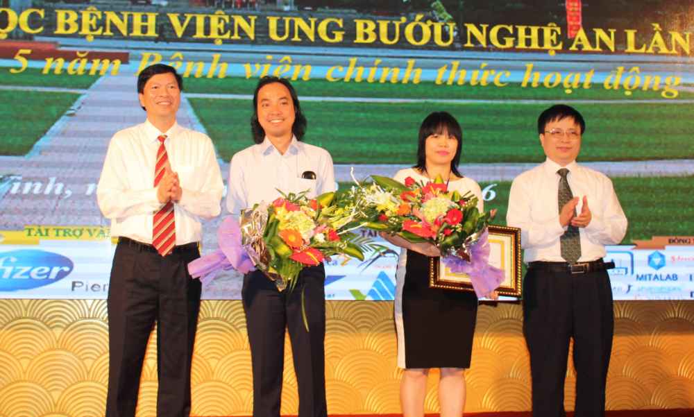 Ông Bùi Đình Long - Giám đốc Sở Y tế Nghệ An và ông Nguyễn Quang Trung - Giám đốc BVUB Nghệ An tặng hoa cho các đơn vị tài trợ