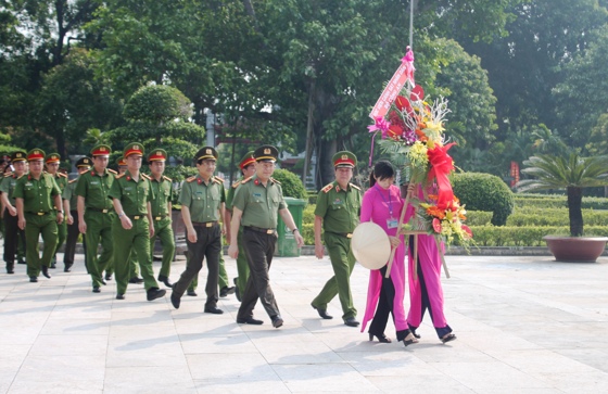 Đoàn lãnh đạo Học viện CSND và Lãnh đạo Công an Nghệ An dâng hoa, dâng hương tại Khu di tích Kim Liên, Nam Đàn.