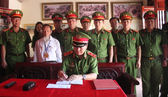 Trung tướng Nguyễn Xuân Yêm - Giám đốc Học viện CSND ghi lưu bút tại khu di tích cố Bộ trưởng Bộ Công an Trần Quốc Hoàn