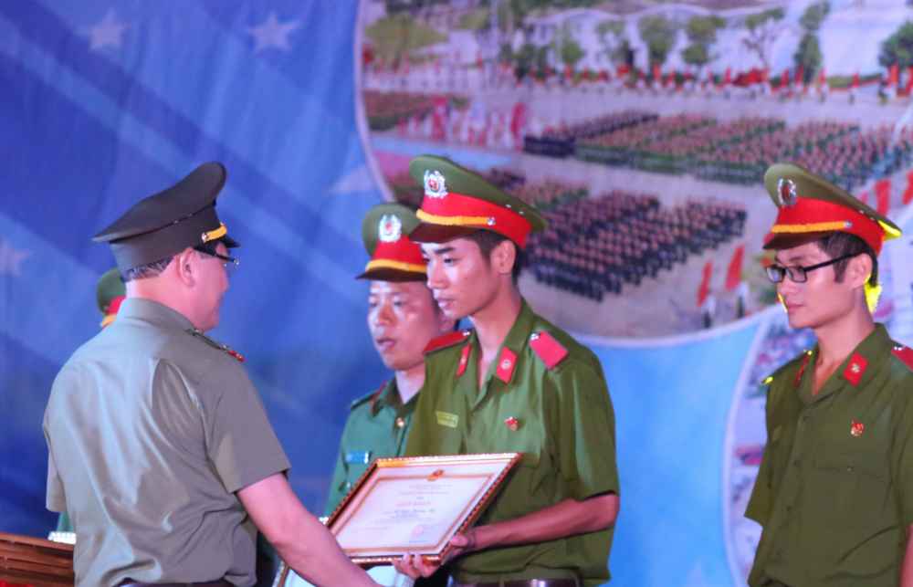 Đồng chí Giám đốc Công an Nghệ An Đại tá Nguyễn Hữu Cầu tặng Giấy khen cho học viên có thành tích xuất sắc trong đợt thực hành chính trị xã hội tại địa phương.
