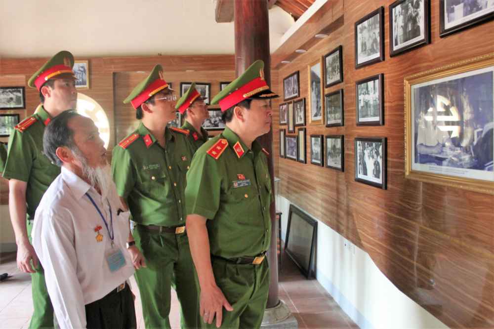 Các đại biểu tham quan phòng trưng bày hiện vật về cuộc đời và sự nghiệp của cố Bộ trưởng Trần Quốc Hoàn