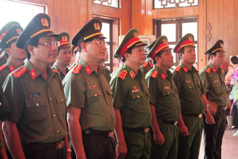Đoàn công tác tưởng niệm Chủ tịch Hồ Chí Minh tại Khu di tích Kim Liên