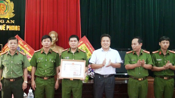 Đồng chí Lê Văn Giáp, Chủ tịch UBND huyện Quế Phong trao thưởng cho Ban chuyên án