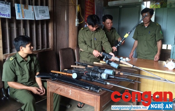 Lực lượng Công an xã kiểm tra vũ khí quần chúng nhân dân giao nộp