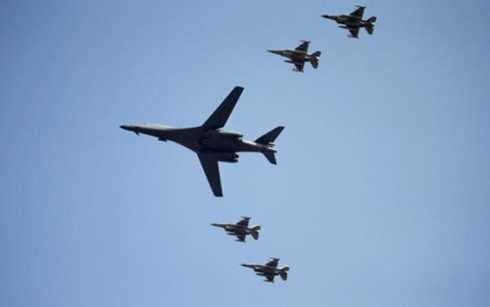 Một máy bay ném bom B-1B bay tại vùng trời ở căn cứ quân sự Osan tại Pyeongtaek, Hàn Quốc ngày 13/9 (Ảnh: Reuters)