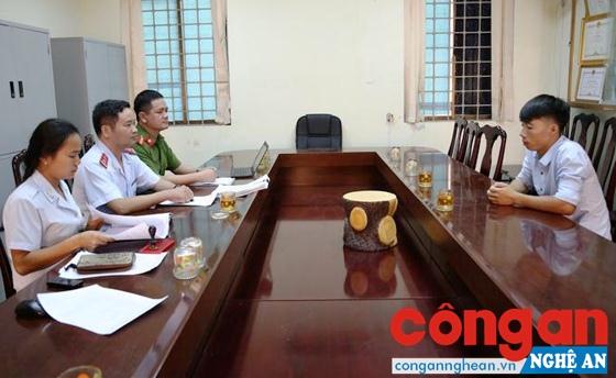 Lực lượng chức năng làm việc với Trần Tuấn Vĩnh,                                                  đối tượng tung tin thất thiệt trên mạng xã hội