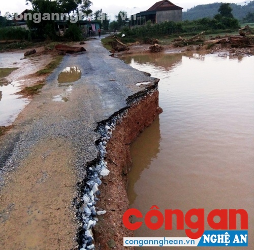 Mưa lũ đã khiến nhiều tuyến đường tại huyện Quỳ Châu bị hư hỏng nghiêm trọng