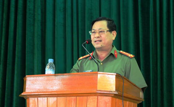 Đại tá Nguyễn Hữu Cầu - Giám đốc Công an tỉnh phát biểu tại buổi đối thoại.