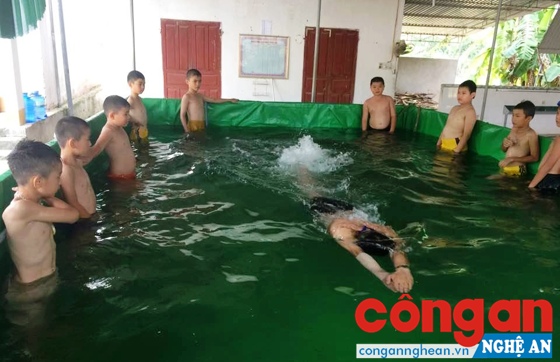 Các em học sinh Trường Tiểu học thị trấn Anh Sơn học bơi tại bể bơi mini