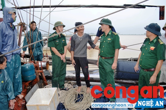  Đại diện Bộ Chỉ huy BĐBP Nghệ An và Hải đội 2 thăm hỏi các ngư dân bị nạn