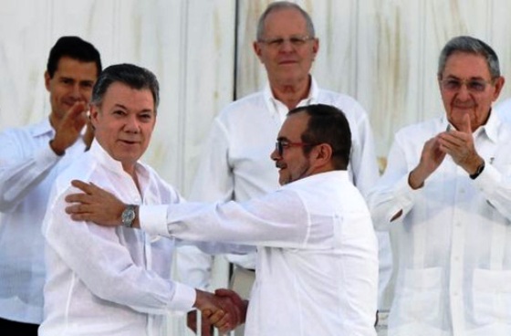 Tổng thống Colombia Juan Manuel Santos và chỉ huy lực lượng FARC Timoleon Jimenez bắt tay sau lễ ký kết, trước sự chứng kiến của đông đảo các lãnh đạo thế giới  