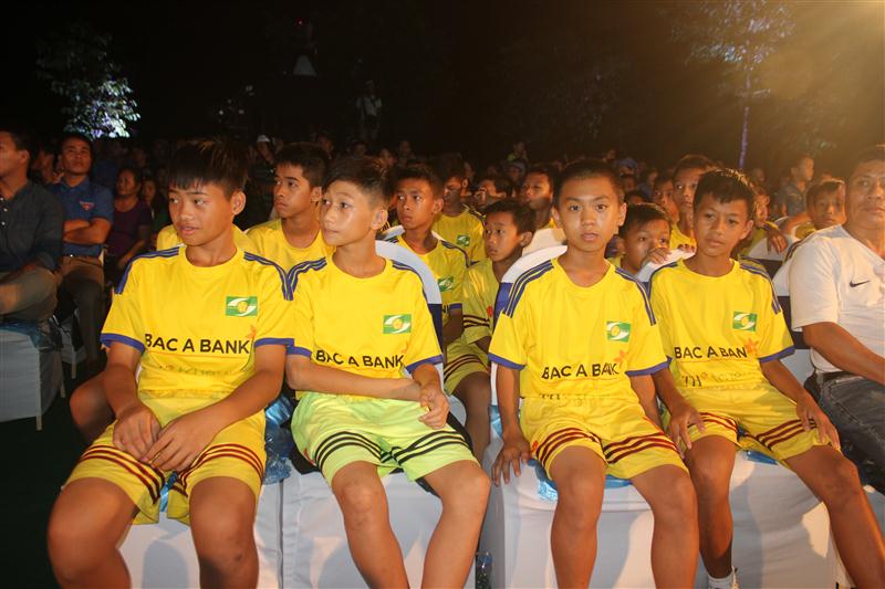 Các tuyển thủ U12 Sông Lam Nghệ An tham gia chường trình sữa học đường