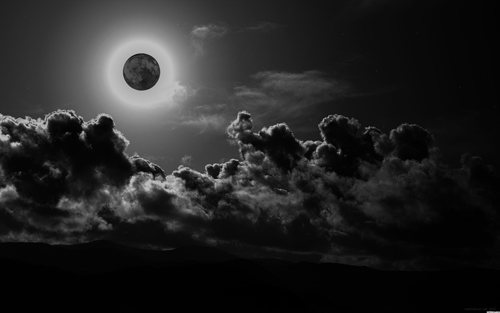 Một số lý thuyết cho rằng trăng đen chỉ xuất mỗi 19 năm một lần. Nguồn ảnh: arminofaja