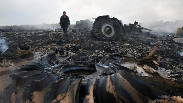Chiếc Boeing 777 mang số hiệu MH17 của hãng hàng không Malaysia Airlines nổ tung trên bầu trời miền Đông Ukraine giữa hành trình từ Amsterdam đến Kuala Lumpur - Ảnh: Reuters
