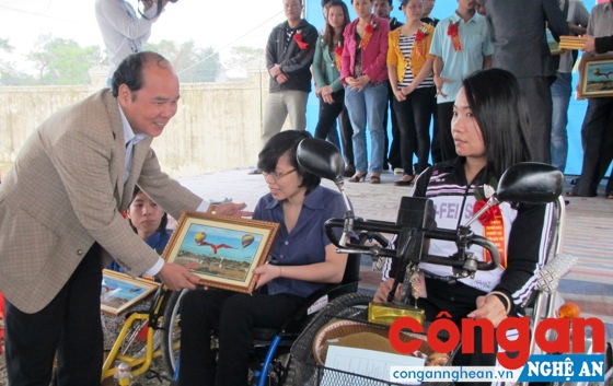  Lãnh đạo Hội Bảo trợ người tàn tật và trẻ mồ côi tỉnh trao quà cho các hội viên có hoàn cảnh khó khăn