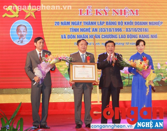 Thừa ủy quyền của Chủ tịch nước, Chủ tịch UBND tỉnh Nguyễn Xuân Đường đã trao Huân Chương Lao động hạng Nhì cho Đảng bộ Khối Doanh nghiệp tỉnh