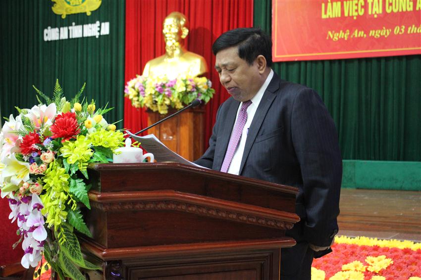 Đồng chí Nguyễn Xuân Đường, Phó Bí thư Tỉnh ủy, Chủ tịch UBND tỉnh biểu dương những kết quả mà Công an Nghệ An đã đạt được