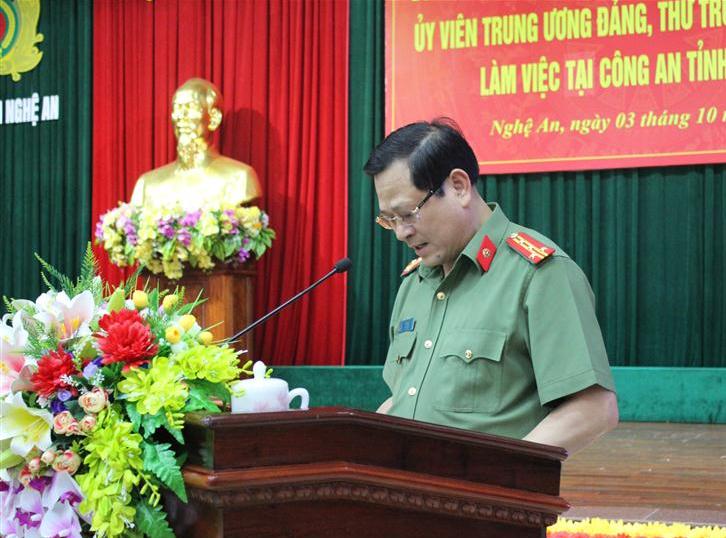 Đồng chí Đại tá Nguyễn Hữu Cầu, Giám đốc Công an tỉnh phát biểu tại buổi làm việc