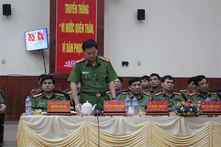 Đồng chí Đại tá Nguyễn Mạnh Hùng, Phó Giám đốc Công an tỉnh báo cáo tình hình, kết quả PCTP trong thời gian qua trên địa bàn.