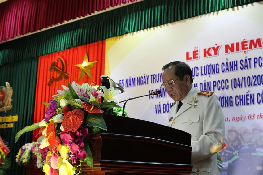 Đồng chí Đai tá Hồ Sỹ Tuấn, Giám đốc Cảnh sát PC&CC đọc diễn văn ôn lại truyền thống lực lượng Cảnh sát PC&CC Nghệ An