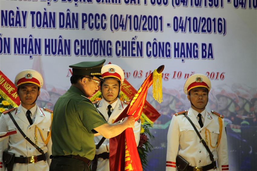 Thừa ủy quyền Chủ tịch nước, Thượng tướng Nguyễn Văn Thành - Thứ trưởng Bộ Công an trao Huân chương chiến công Hạng Ba cho Cảnh sát PCCC Nghệ An