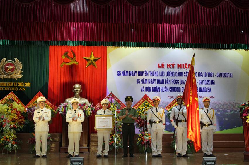 Thừa ủy quyền Chủ tịch nước, Thượng tướng Nguyễn Văn Thành - Thứ trưởng Bộ Công an trao Huân chương chiến công Hạng Ba cho Cảnh sát PC&CC Nghệ An