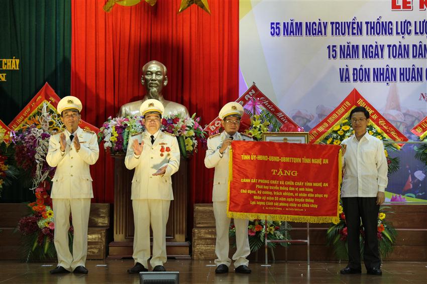 Đồng chí Nguyễn Xuân Sơn, Phó Bí thư Tỉnh ủy, Chủ tịch HĐND tỉnh tặng Bức trướng cho Cảnh sát PCCC Nghệ An