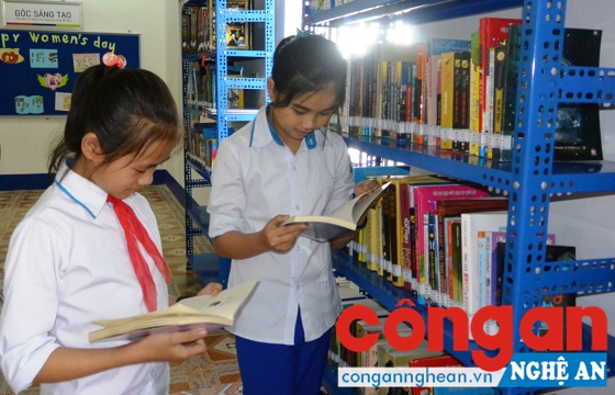  Học sinh Trường THCS Hồ Xuân Hương, huyện Quỳnh Lưu đọc sách tại thư viện
