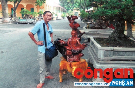 Ông Hùng bên tác phẩm “Thông điệp hòa bình” tham gia triển lãm Đại lễ 1.000 năm Thăng Long - Hà Nội