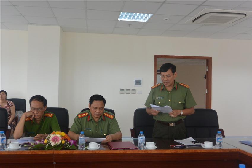 Đồng chí Đại tá Lê Khắc Thuyết, Phó giám đốc Công an tỉnh trình bày dự thảo quy chế phối hợp