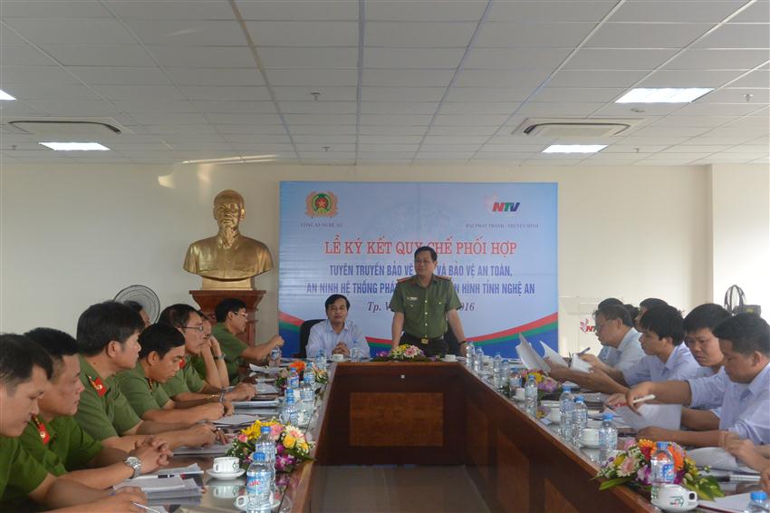 Đồng chí Đại tá Nguyễn Hữu Cầu, Giám đốc Công an tỉnh phát biểu tại lễ ký kết