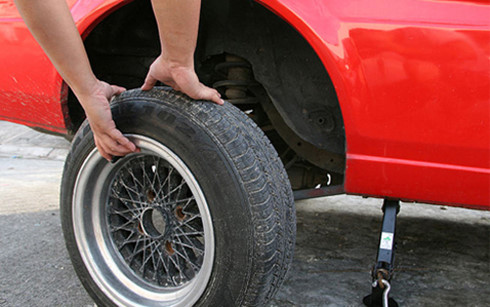 Thay lốp nếu thấy có vấn đề để tránh tình trạng hư lốp, nổ lốp xảy ra khi đang đi trên đường