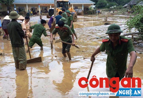  CBCS Công an huyện Tương Dương giúp dân khắc phục hậu quả lũ lụt
