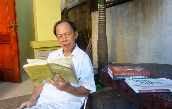 Nhà giáo, nhà văn Nguyễn Thế Quang luôn dày công sưu tầm, nghiên cứu và lao động sáng tạo nghiêm túc trong mỗi tác phẩm của mình