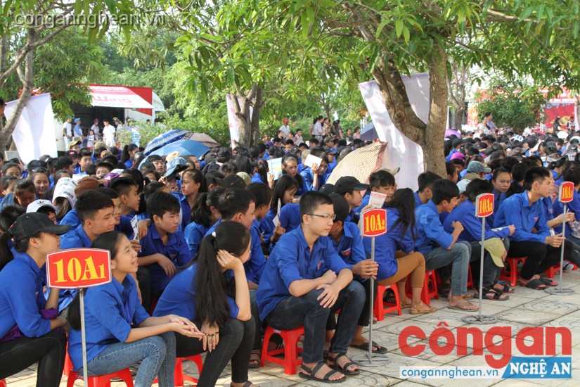 Đông đảo cán bộ, giáo viên và học sinh trường THPT Phạm Hồng Thái - Hưng Nguyên tham dự buổi tập huấn