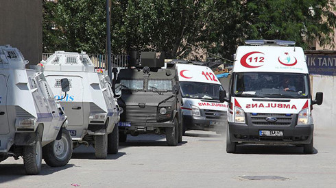Xe cứu thương ở hiện trường vụ đánh bom. (ảnh: Anadolu).