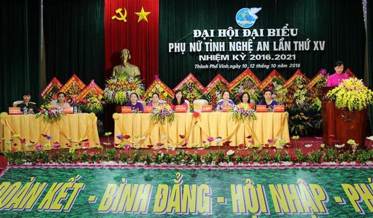 Đoàn Chủ tịch Đại hội đại biểu phụ nữ tỉnh Nghệ An.