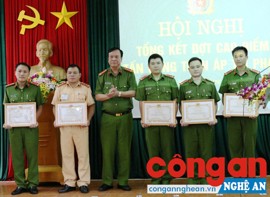  Đồng chí Đại tá Bùi Đình Quang, Phó Giám đốc Công an tỉnh trao Giấy khen cho các cá nhân có thành tích xuất sắc trong đợt cao điểm tấn công, trấn áp tội phạm