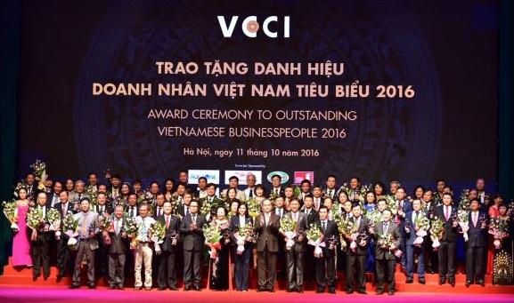 Thủ tướng Nguyễn Xuân Phúc và Chủ tịch VCCI Vũ Tiến Lộc tặng hoa cho các Doanh nhân Việt Nam tiêu biểu 2016