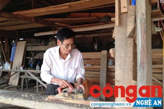 Dù tuổi đã cao nhưng nghệ nhân Nguyễn Trọng Nhỏ vẫn say mê với nghề đóng tàu thuyền