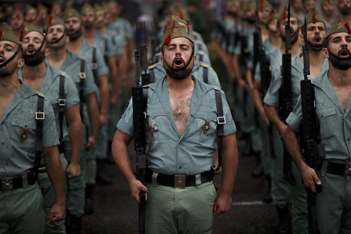 Các thành viên của La Legion - một đơn vị tinh nhuệ của quân đội Tây Ban Nha - hát trong một cuộc diễu hành quân sự. Ảnh: AP