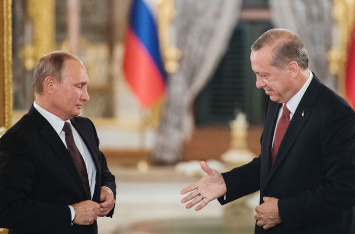 Tổng thống Nga Putin và Tổng thống Thổ Nhĩ Kỳ Erdogan trong cuộc họp báo chung tại Istanbul. Chuyến thăm của ông Putin tới Thổ Nhĩ Kỳ cho thấy quan hệ hai nước đang ấm lên. Ảnh: Sputnik