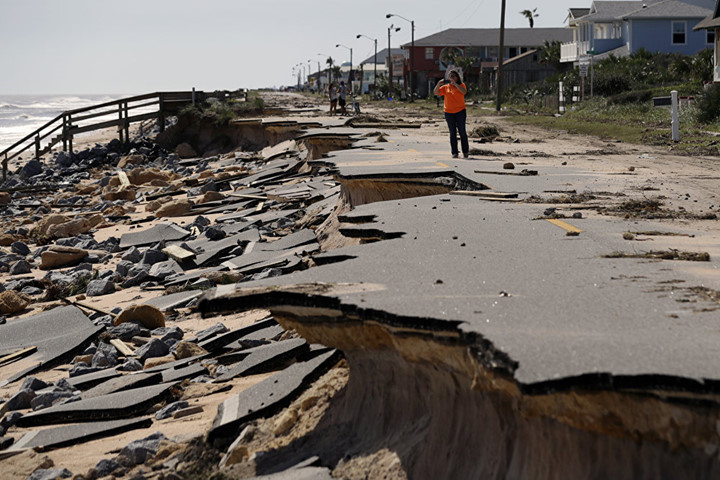 Bão Matthew hủy diệt một con đường ven biển bang Florida (Mỹ) biến chúng thành một bãi bê tông nát vụn. Ảnh: Reuters