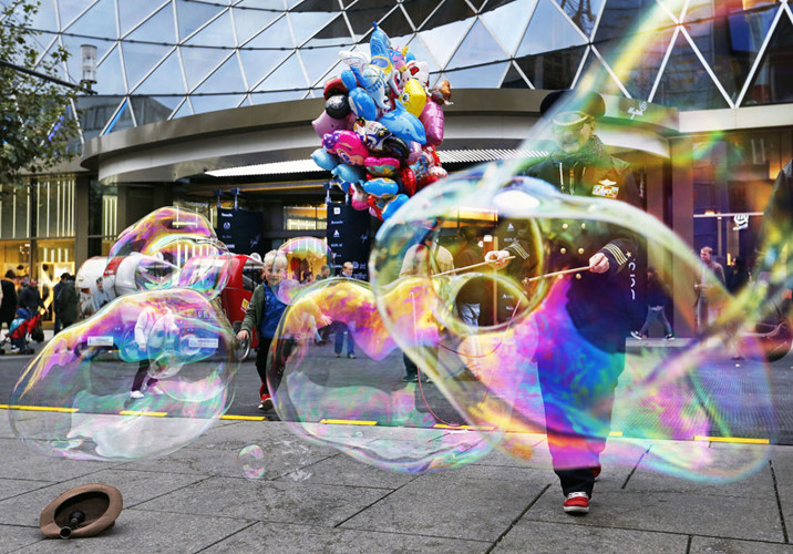 Màn biểu diễn bong bóng ấn tượng tại khu phố mua sắm ở Frankfurt, Đức. Ảnh: AP