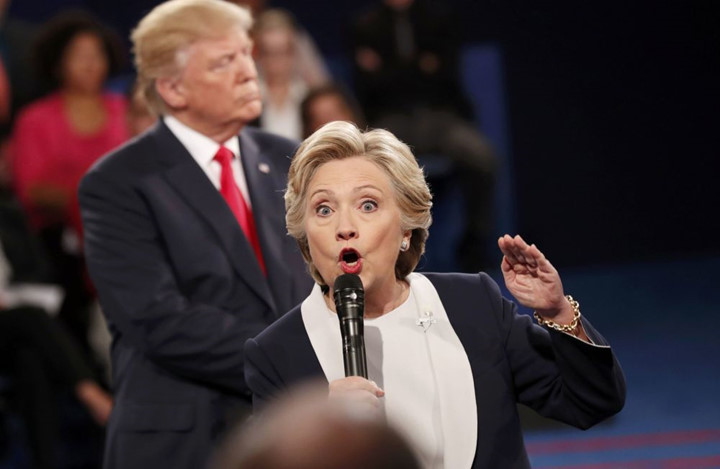 Ứng cử viên Hillary Clinton nói trong cuộc tranh luận trực tiếp lần hai với ứng cử viên Cộng hòa Donald Trump. Ảnh: Reuters