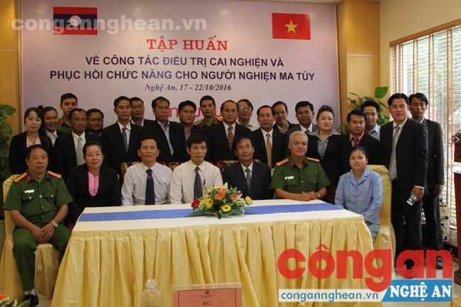 Đoàn công tác Lào chụp ảnh lưu niệm với các cơ quan chức năng Việt Nam