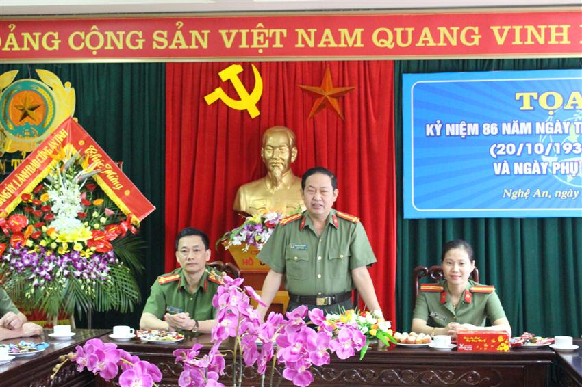 Đồng chí  Đại tá Nguyễn Tiến Dần, Phó Giám đốc Công an tỉnh thay mặt lãnh đạo Công an tỉnh chúc mừng Hội Phụ nữ Công an Nghệ An.