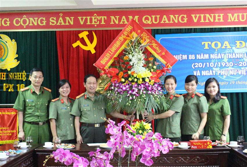 Đồng chí Đại tá Nguyễn Tiến Dần và Đại tá Nguyễn Mạnh Hùng, Phó Giám đốc Công an tỉnh