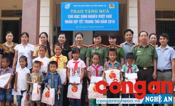  Hội Phụ nữ Công an Nghệ An trao quà cho học sinh nghèo vượt khó tại huyện Tân Kỳ - Ảnh: Minh Khôi