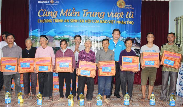 Lãnh đạo Công ty Bảo Việt nhân thọ Nghệ An trao quà cho các hộ dân